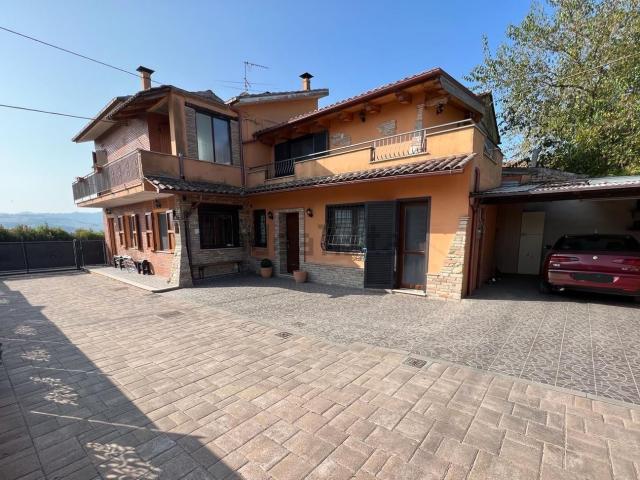 Villetta bifamiliare in vendita di 220 m² in Via Serra