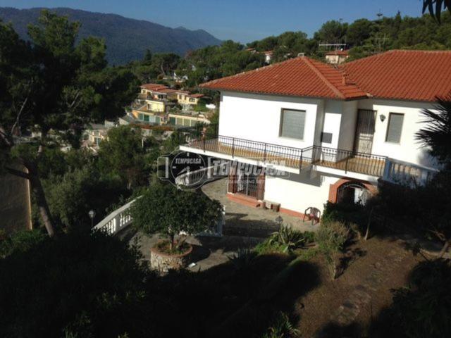 Villetta bifamiliare in vendita di 220 m² in Via Soprana