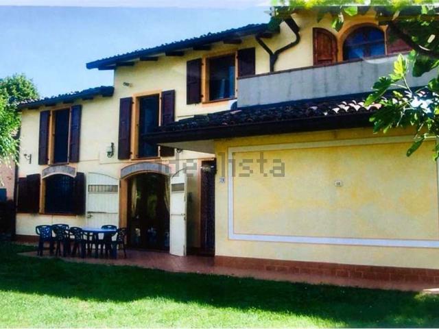 Villetta bifamiliare in vendita di 220 m² in Via Sott&apos Argine