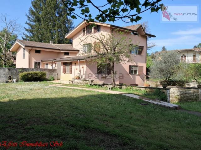 Villetta bifamiliare in vendita di 221 m² in Via Tagliente