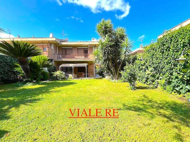 Villetta bifamiliare in vendita di 221 m² in Via del Casale Agostinelli, 129