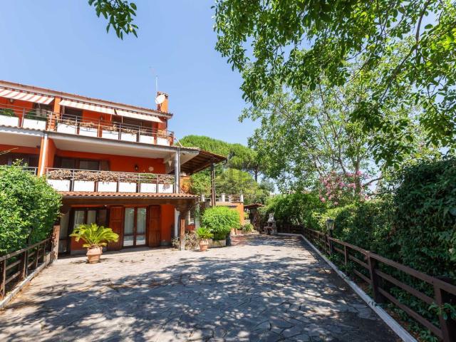 Villetta bifamiliare in vendita di 221 m² in Via di Valle Ioro