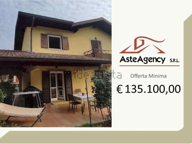 Villetta bifamiliare in vendita di 221 m² in Via Penne Nere, 11