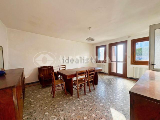 Villetta bifamiliare in vendita di 221 m² in Via Roma, 42