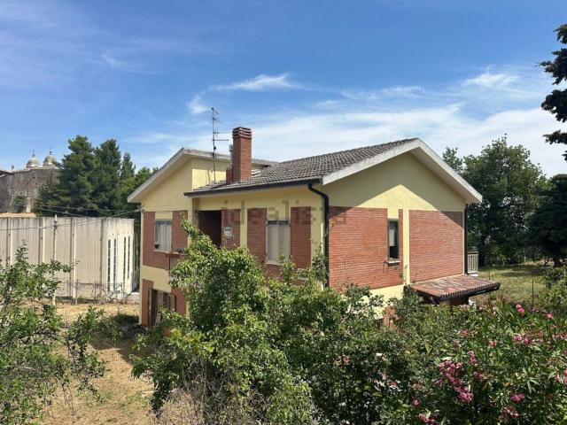 Villetta bifamiliare in vendita di 222 m² in Via Tontodonati, 7