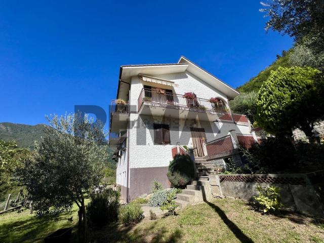 Villetta bifamiliare in vendita di 222 m² in Via Vittorio Veneto, 56
