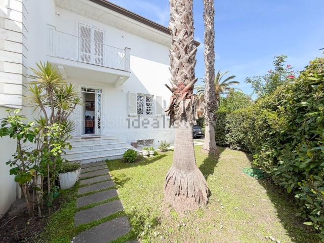 Villetta bifamiliare in vendita di 222 m² in Via Vittorio Veneto