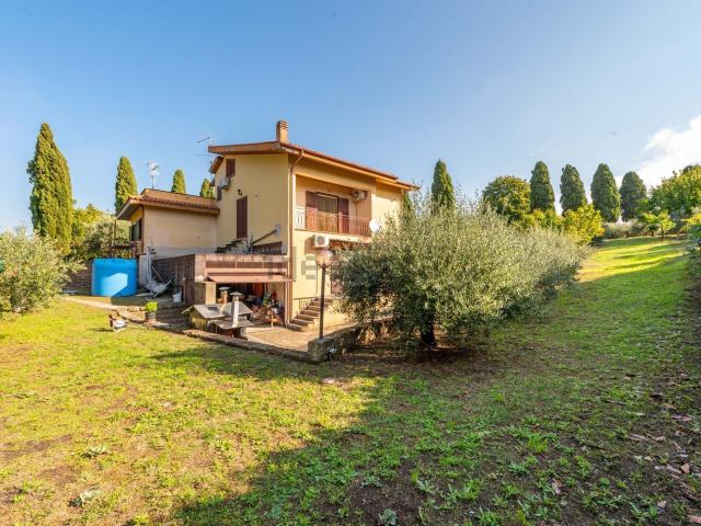 Villetta bifamiliare in vendita di 222 m² in Via delle Margherite, 15