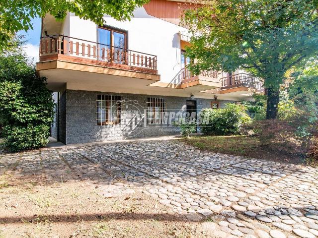 Villetta bifamiliare in vendita di 227 m² in Via Medaglie D&apos Oro, 66