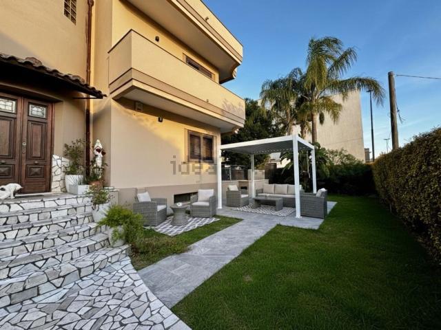 Villetta bifamiliare in vendita di 227 m² in Via Pio XII, 26