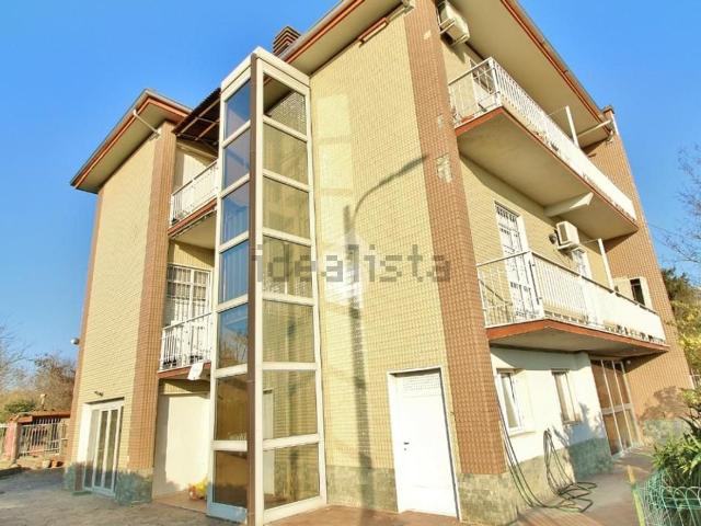 Villetta bifamiliare in vendita di 224 m² in Strada Grippina, 127