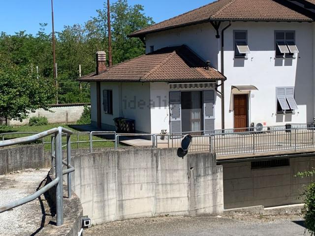 Villetta bifamiliare in vendita di 224 m² in Via XXV Aprile, 40