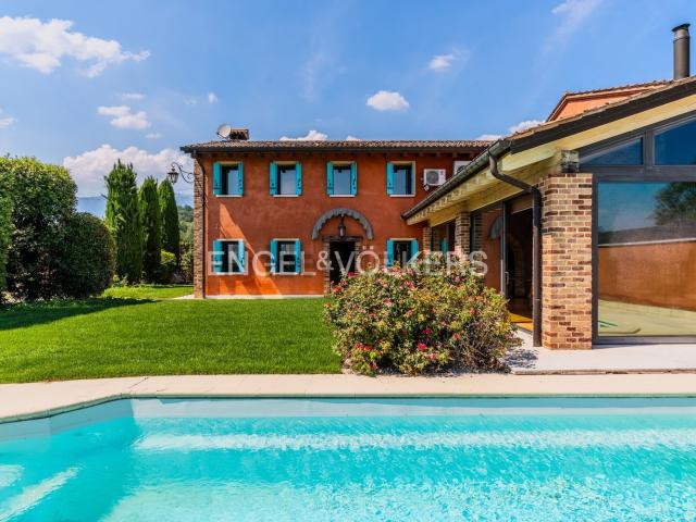 Villetta bifamiliare in vendita di 224 m² in Via Cogorer, 19
