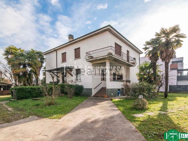 Villetta bifamiliare in vendita di 224 m² in Via Gioacchino Rossini