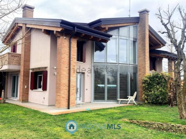 Villetta bifamiliare in vendita di 224 m² in Via Olmo
