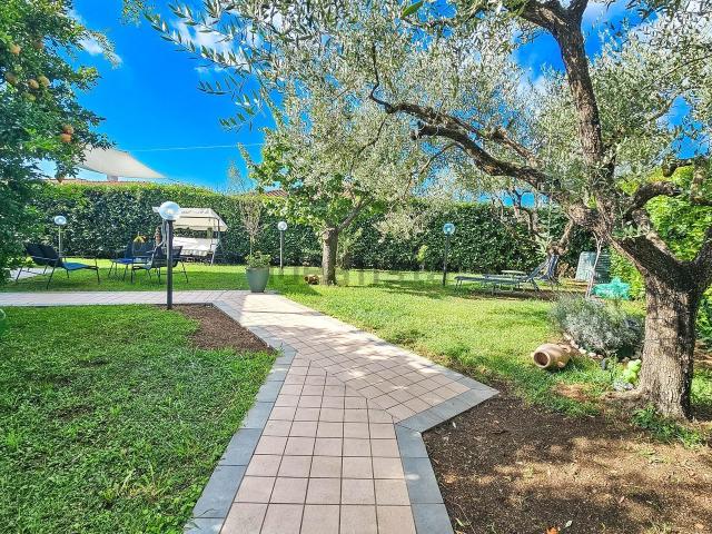 Villetta bifamiliare in vendita di 224 m² in Viale Malaspina