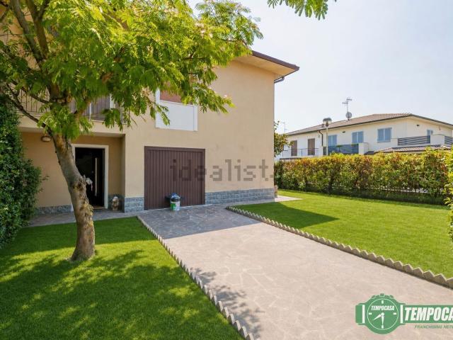 Villetta bifamiliare in vendita di 224 m² in Viale Padre O. Marcolini, 51