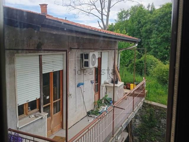 Villetta bifamiliare in vendita di 225 m² in Frazione Lora, 1