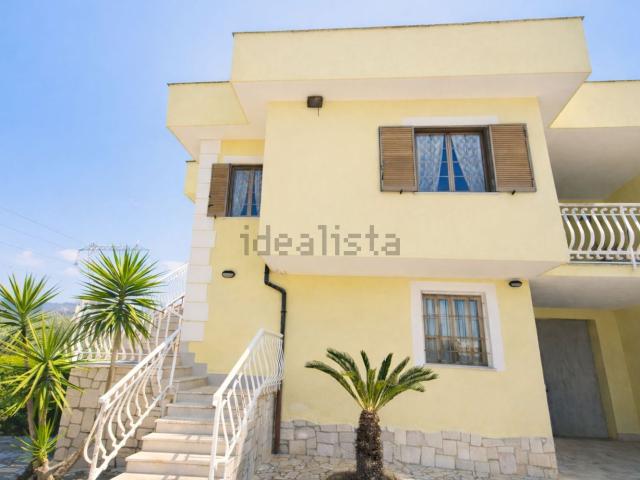Villetta bifamiliare in vendita di 225 m² in Via Torretta Rocchigiana