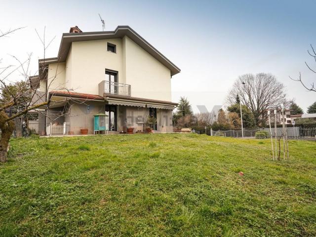 Villetta bifamiliare in vendita di 225 m² in Via Ugo Foscolo, 55