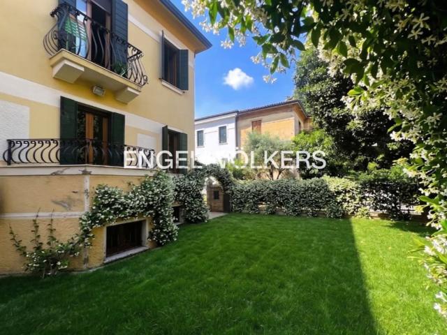 Villetta bifamiliare in vendita di 225 m² in Via Arnaldo Fusinato