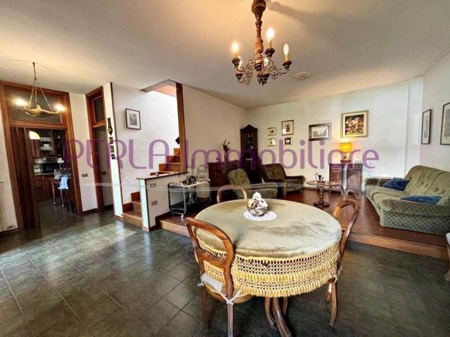 Villetta bifamiliare in vendita di 225 m² in Via Bicocchi, 99