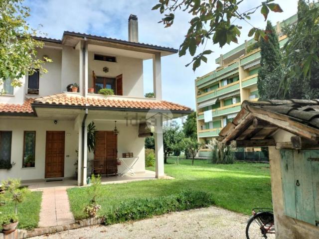 Villetta bifamiliare in vendita di 225 m² in Via del Fiume