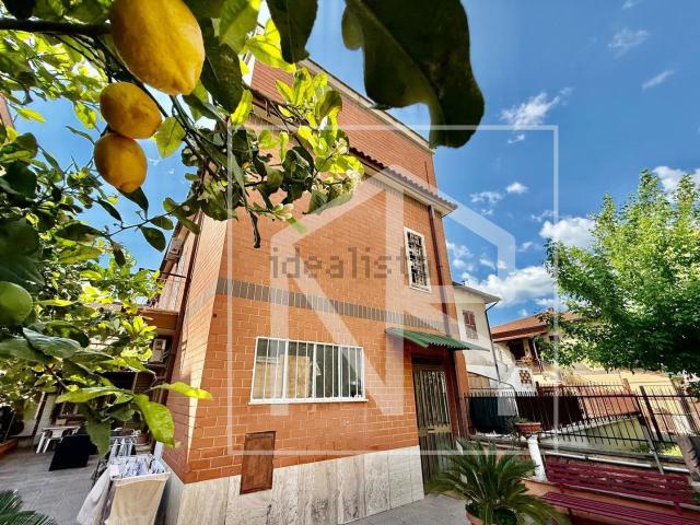 Villetta bifamiliare in vendita di 225 m² in Via delle Anitre, 19
