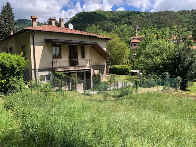 Villetta bifamiliare in vendita di 225 m² in Via delle Sorgenti