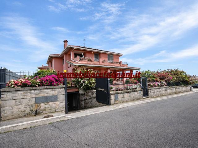 Villetta bifamiliare in vendita di 225 m² in Via Fattoria Pavan