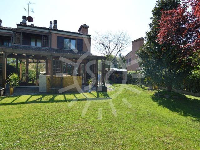Villetta bifamiliare in vendita di 225 m² in Via Gandhi