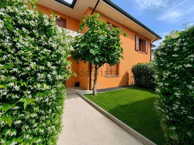 Villetta bifamiliare in vendita di 225 m² in Via I Maggio