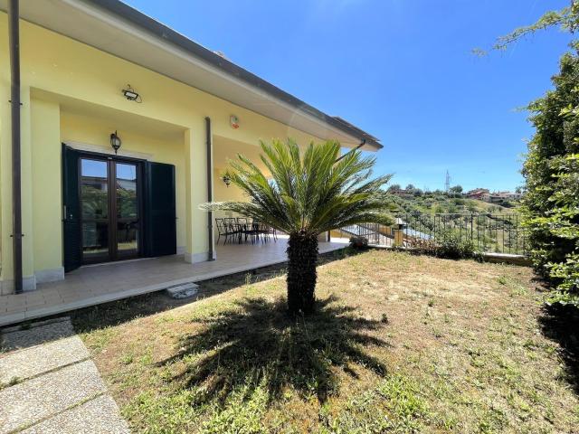 Villetta bifamiliare in vendita di 225 m² in Via Monti Lucretili
