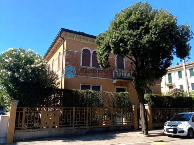 Villetta bifamiliare in vendita di 225 m² in Via Palestro, 27