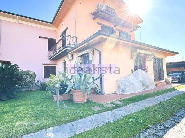 Villetta bifamiliare in vendita di 225 m² in Via Silvio Pellico