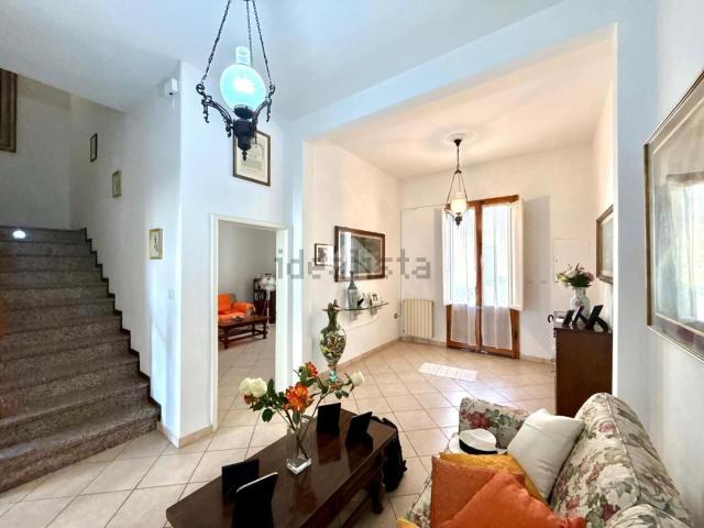 Villetta bifamiliare in vendita di 226 m² in Via Aspromonte, 10