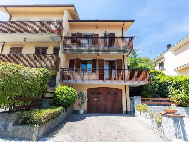 Villetta bifamiliare in vendita di 226 m² in Via Caduti di Cefalonia e Corfù, 8
