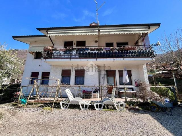 Villetta bifamiliare in vendita di 228 m² in Via Australia, 1