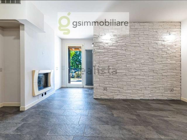 Villetta bifamiliare in vendita di 228 m² in Via Martiri delle Foibe