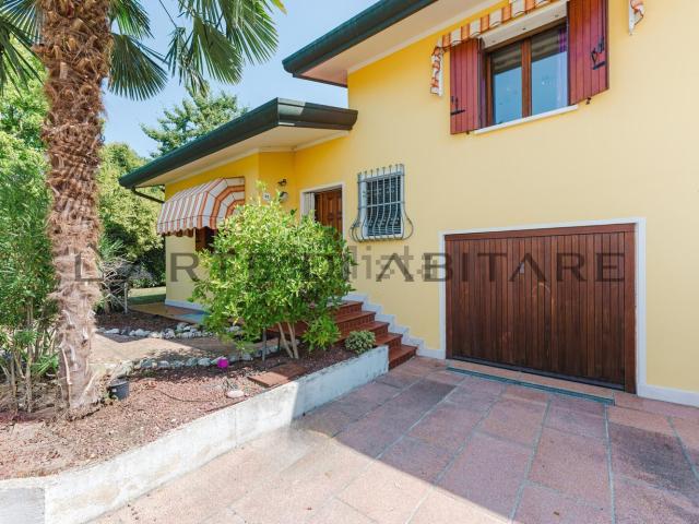 Villetta bifamiliare in vendita di 228 m² in Via Passo Campalto, 5