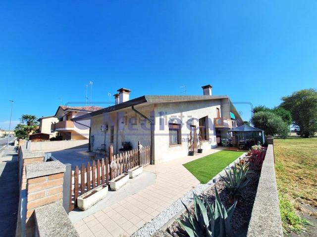 Villetta bifamiliare in vendita di 229 m² in Via della Repubblica