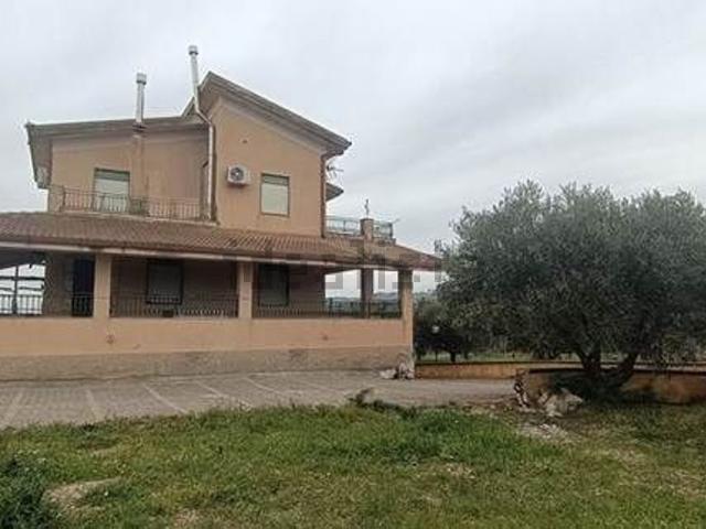 Villetta bifamiliare in vendita di 233 m² in Strada Senza Nome