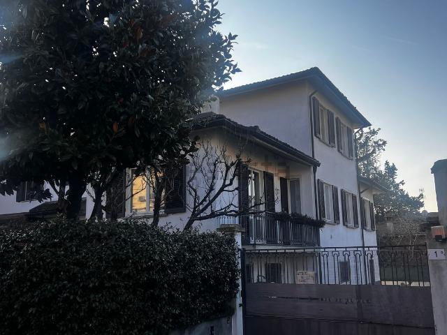 Villetta bifamiliare in vendita di 233 m² in Via dei Pollaioli, 3
