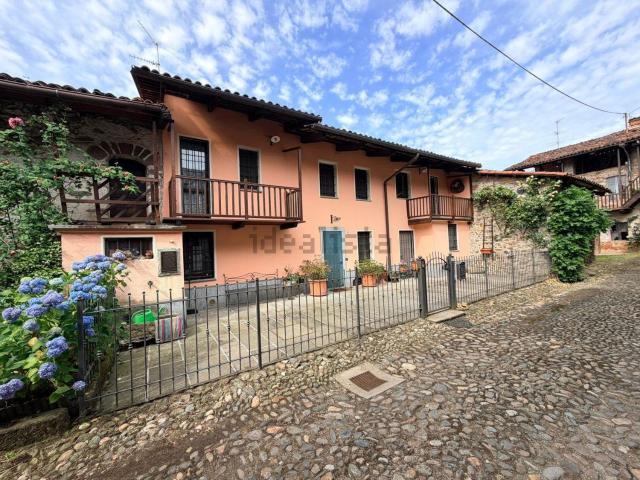 Villetta bifamiliare in vendita di 233 m² in Via Luciano Debernardi, 35