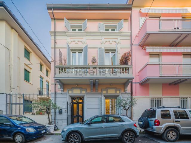 Villetta bifamiliare in vendita di 233 m² in Via Montello
