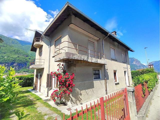 Villetta bifamiliare in vendita di 230 m² in Strada Statale 26 della Valle d&apos Aosta
