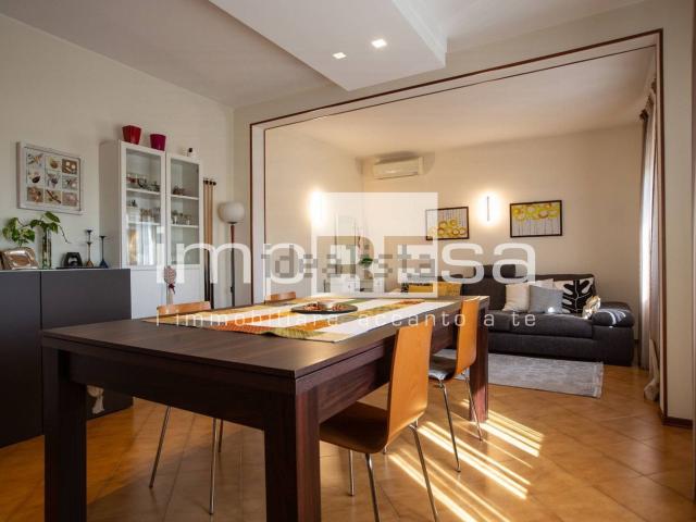 Villetta bifamiliare in vendita di 230 m² in Via Trieste
