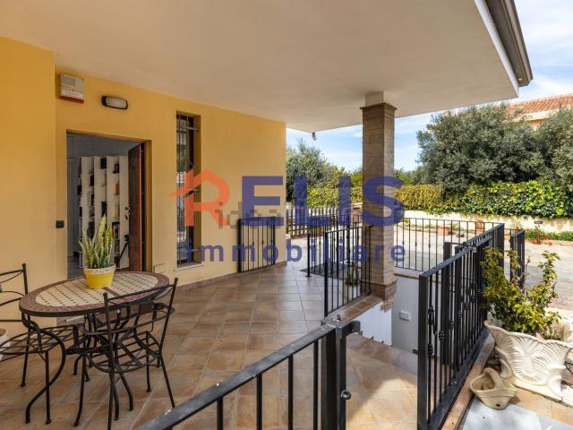 Villetta bifamiliare in vendita di 230 m² in Via Valenzia