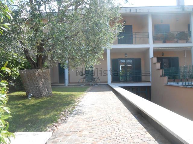 Villetta bifamiliare in vendita di 230 m² in Via Alda Merini