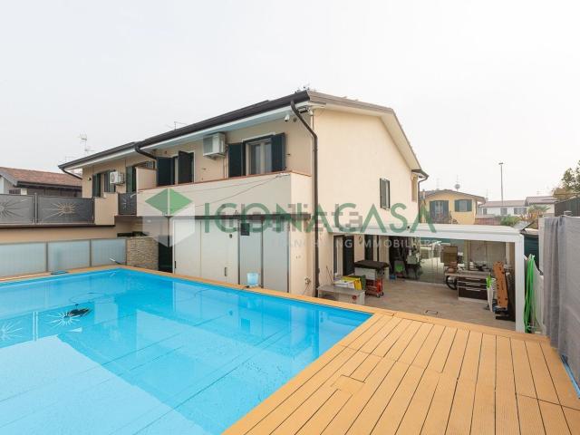 Villetta bifamiliare in vendita di 230 m² in Via Campo Mallo